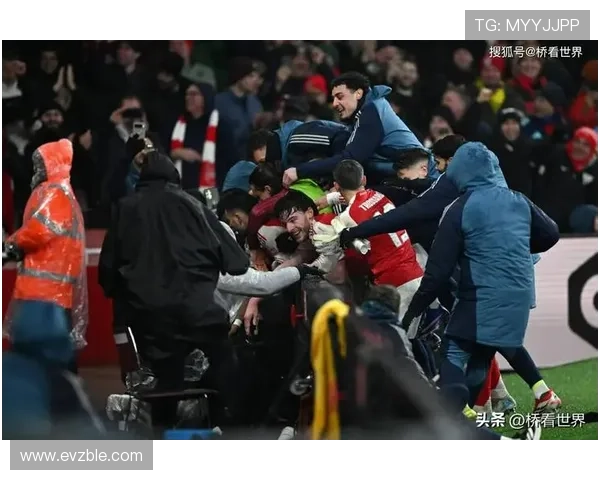 阿森纳保安护送球迷脱险事件