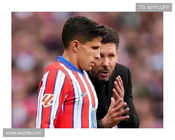 有爱,马竞邀请一对80余岁老球迷夫妇参观球队训练&全队合影 有爱,马竞邀请一对80余岁老球迷夫妇参观球队训练&全队合影