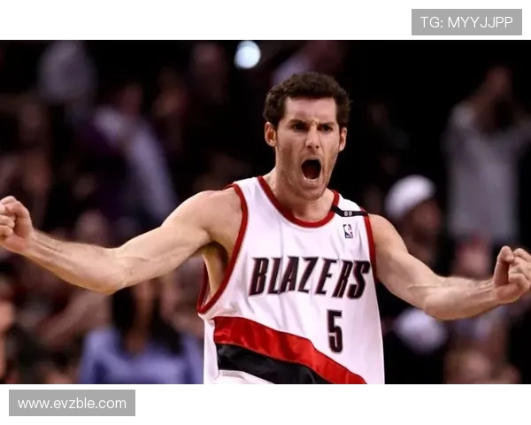 费尔南德斯佩戴定制面具重返训练场